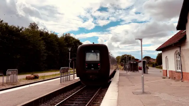 Billede af tog ud for Ruds Vedby Station.