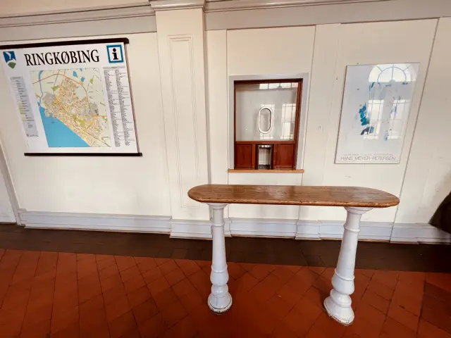 Billede af den gamle billetluge på Ringkøbing Station.