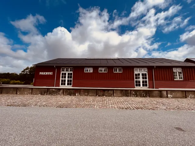 Billede af Tarm Stations varehus.