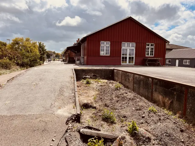 Billede af Tarm Stations varehus.