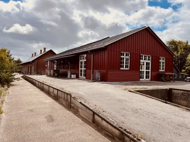 Billede af Tarm Stations varehus.