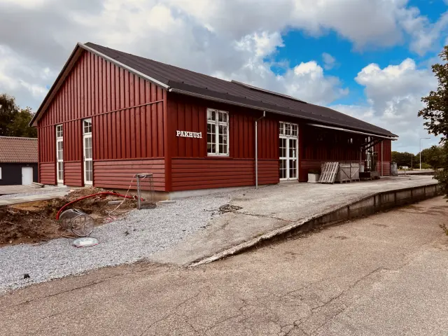 Billede af Tarm Stations varehus.