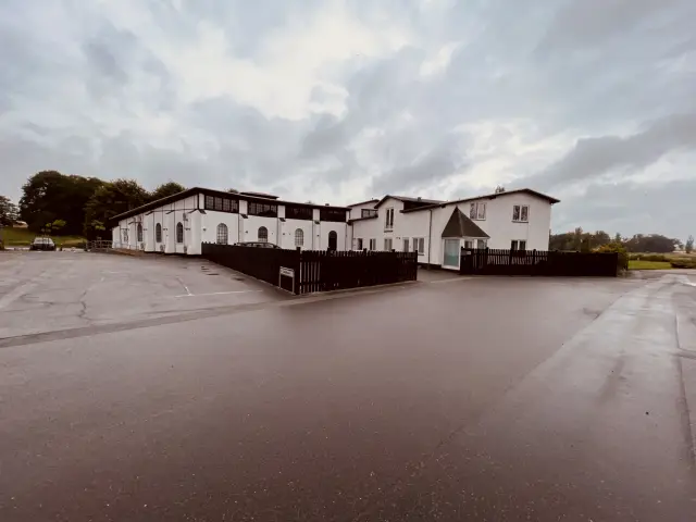Billede af Præstø Stations remise.
