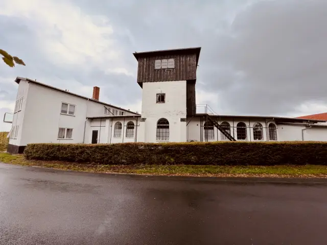 Billede af Præstø Stations remise.