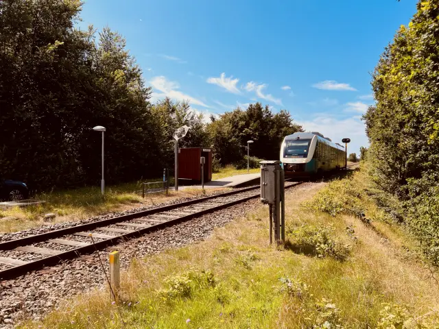Billede af tog ud for Hyllerslev Station.