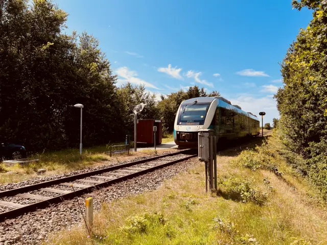 Billede af tog ud for Hyllerslev Station.