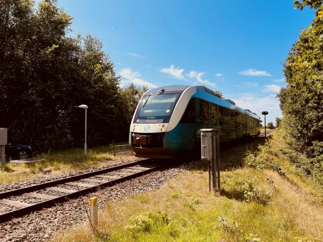 Billede af ARRIVA AR 2043 fotograferet ud for Hyllerslev Station.