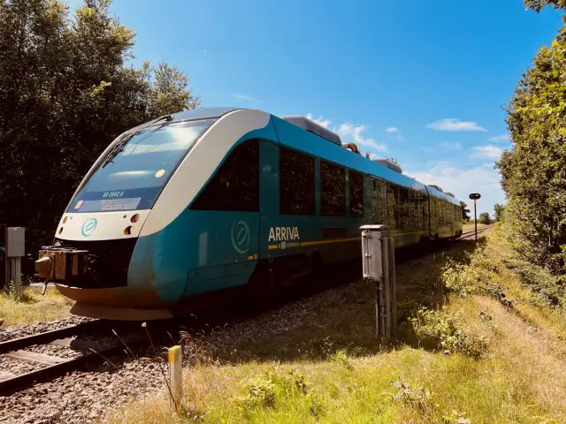 Billede af ARRIVA AR 2043 fotograferet ud for Hyllerslev Station.