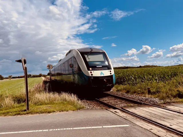 Billede af ARRIVA AR 2043 fotograferet ud for Hyllerslev Station.