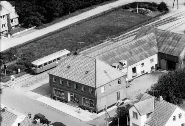 Billede af skinnebus ud for Billum Station.