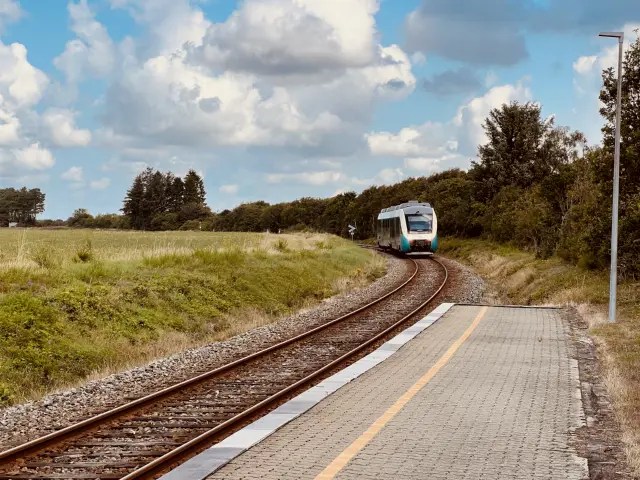 Billede af tog ud for Jegum Station.