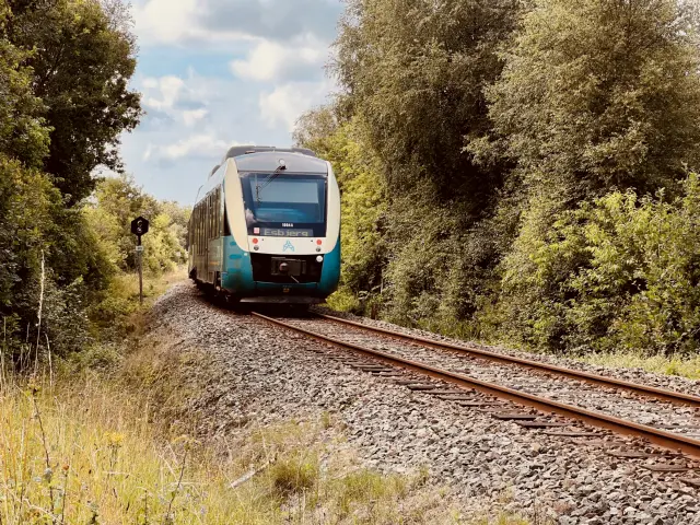 Billede af ARRIVA AR 1004 fotograferet ud for Jegum Station.