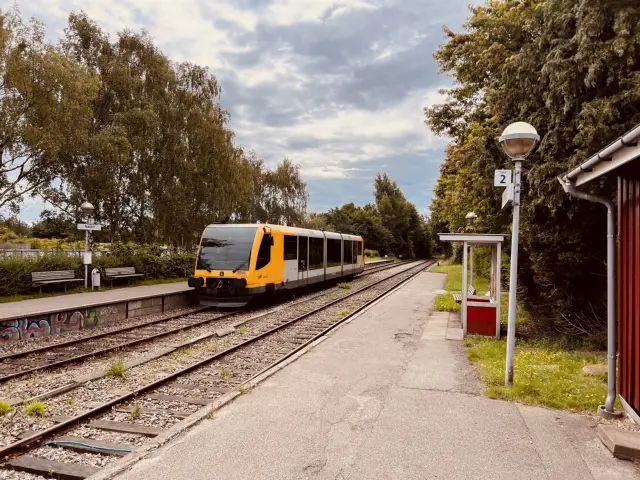 Billede af tog ud for Nærum Station.