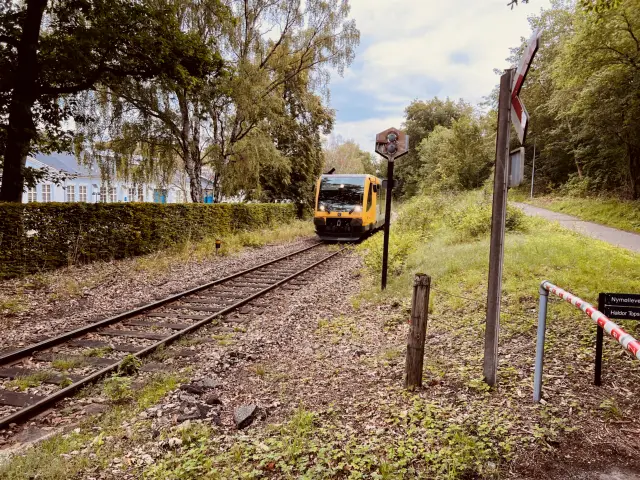 Billede af tog ud for Ravnholm Station.