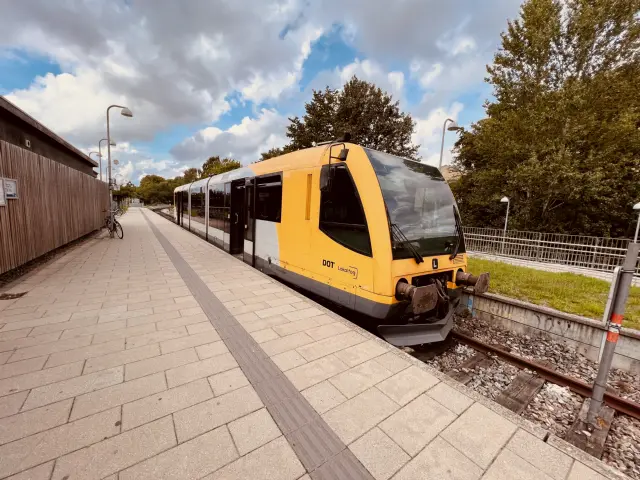 Billede af LNJ Lm 23 ud for Jægersborg Lokalbane Station.