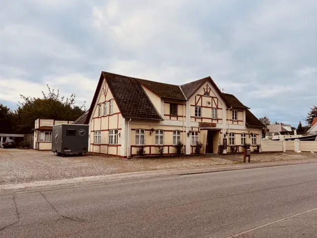 Billede af Ebberup Kro, som efter traditionens tro ligger over for Ebberup Station.