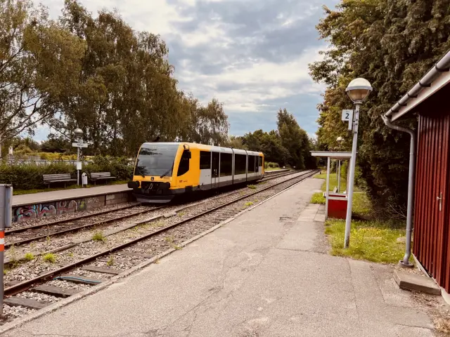 Billede af LNJ Lm 22 ud for Nærum Station.
