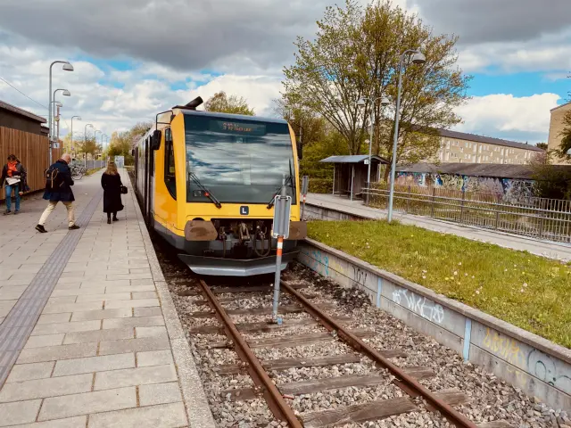 Billede af LNJ Lm 23 ud for Jægersborg Lokalbane Station.