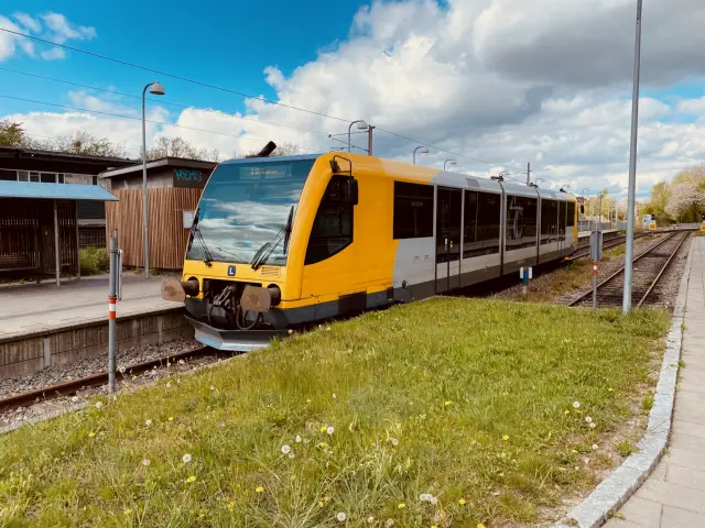 Billede af LNJ Lm 23 ud for Jægersborg Lokalbane Station.