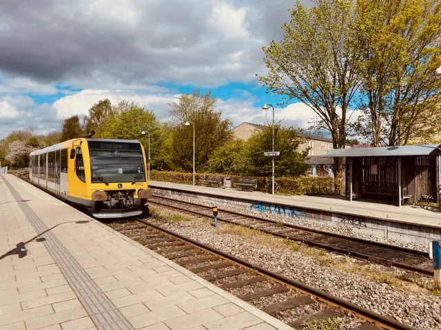Billede af LNJ Lm 23 ud for Jægersborg Lokalbane Station.