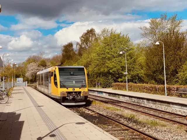 Billede af LNJ Lm 23 ud for Jægersborg Lokalbane Station.