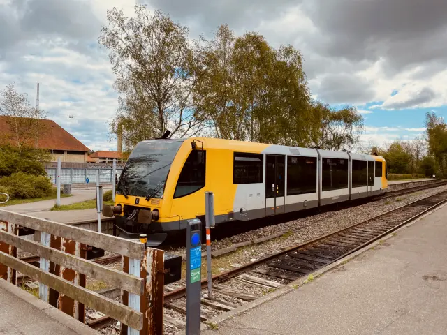 Billede af LNJ Lm 24 ud for Nærum Station.