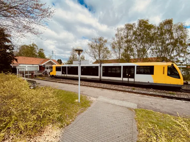 Billede af LNJ Lm 24 ud for Nærum Station.