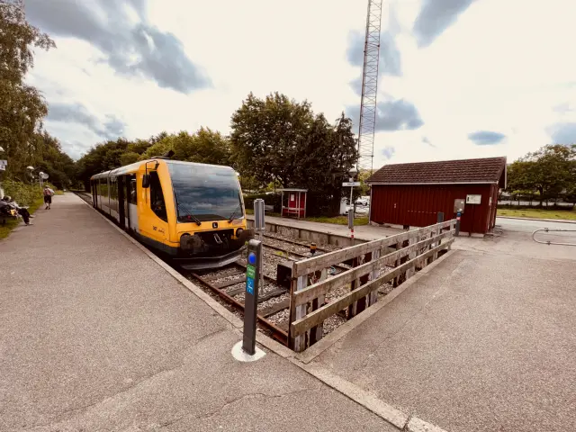 Billede af LNJ Lm 25 ud for Nærum Station.