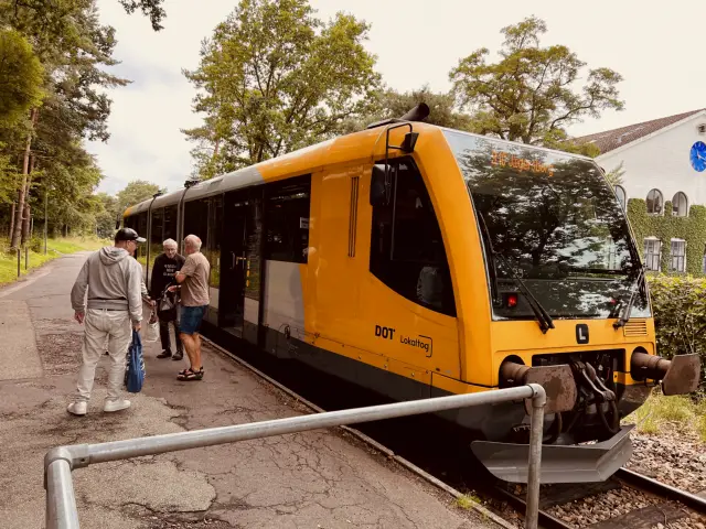 Billede af LNJ Lm 25 ud for Ravnholm Holdeplads.