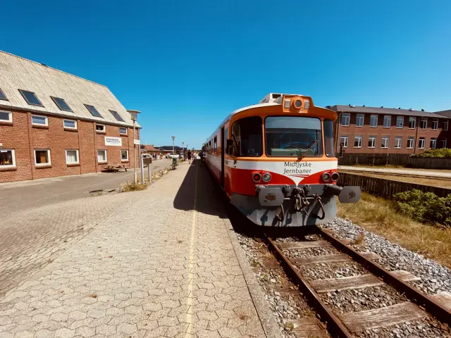 Billede af "Kysten" (MjbaD YM 39) og oprindelig OHJ YM 57 - her fotograferet ud for Thyborøn Havn Station.