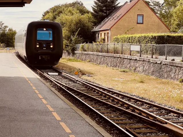Billede af LT MF 1044, tidligere GDS-HFHJ MF 1044 - fotograferet ud for Maribo Station.