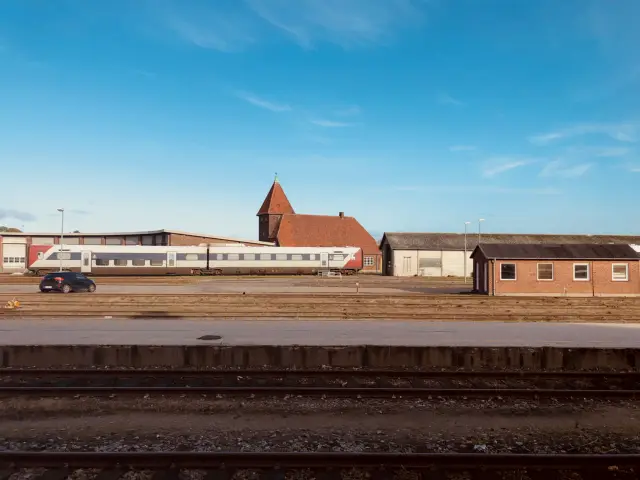 Billede af LT MF 1044, tidligere GDS-HFHJ MF 1044 - fotograferet ud for Nakskov Station.