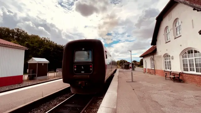 Billede af LT MF 1002, tidligere LJ MF 1002 - fotograferet ud for Ruds Vedby Station.