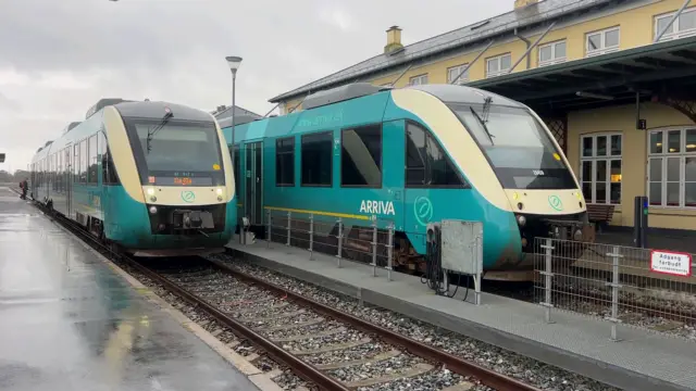 Billede af ARRIVA AR 2042 og AR 2045 ud for Struer Station.