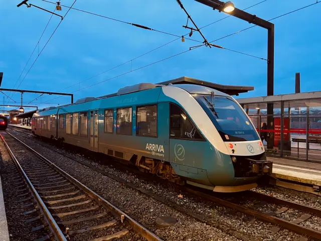 Billede af ARRIVA AR 2044 fotograferet ud for Odense Banegård Center.