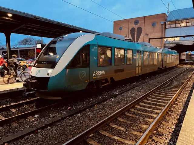 Billede af ARRIVA AR 2044 ud for Odense Banegård Center.