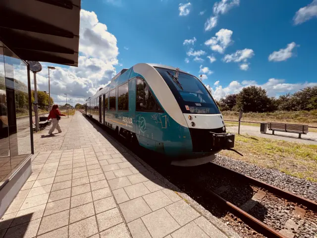 Billede af ARRIVA AR 1002 fotograferet ud for Skjern Station.