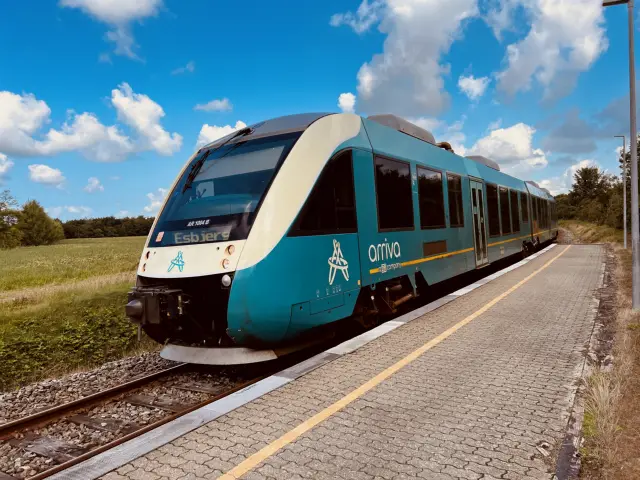 Billede af ARRIVA AR 1004 fotograferet ud for Jegum Station.