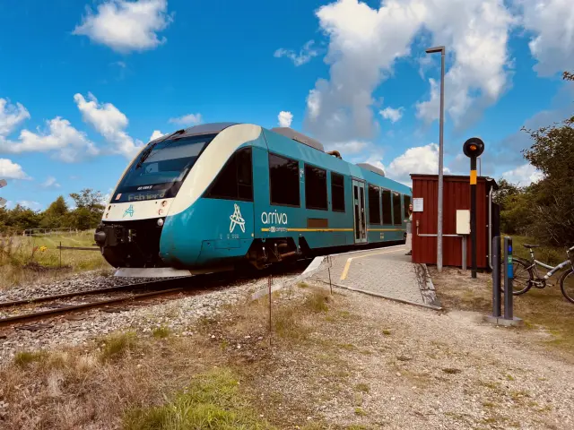 Billede af ARRIVA AR 1004 fotograferet ud for Jegum Station.
