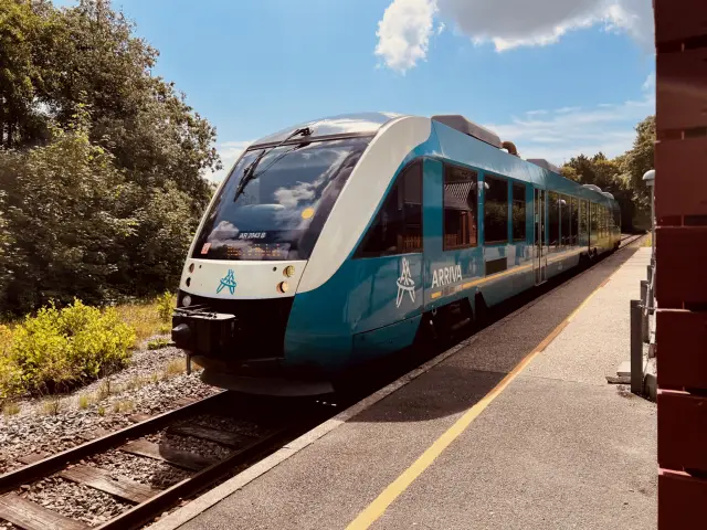 Billede af ARRIVA AR 2043 fotograferet ud for Vrøgum Station.