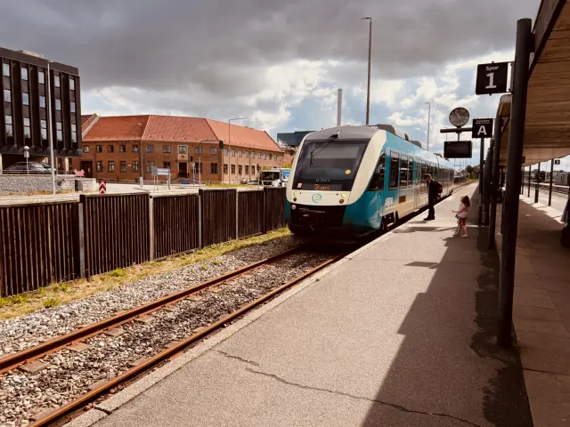 Billede af ARRIVA AR 2048 fotograferet ud for Herning Banegård Center.