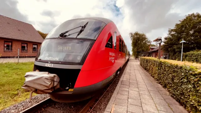 Billede af MjbaD MQ 4113-4913, tidligere DSB MQ 4113-4913 fotograferet ud for Lem Station.
