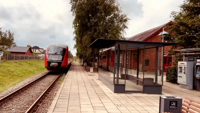 Billede af MjbaD MQ 4113-4913, tidligere DSB MQ 4113-4913 fotograferet ud for Lem Station.