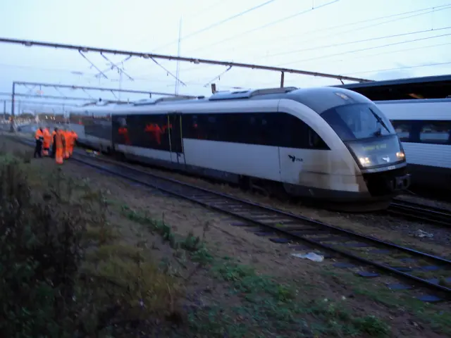 Billede af DSB MQ 4119-4919, som er  afsporet ved Odense Banegård Center.