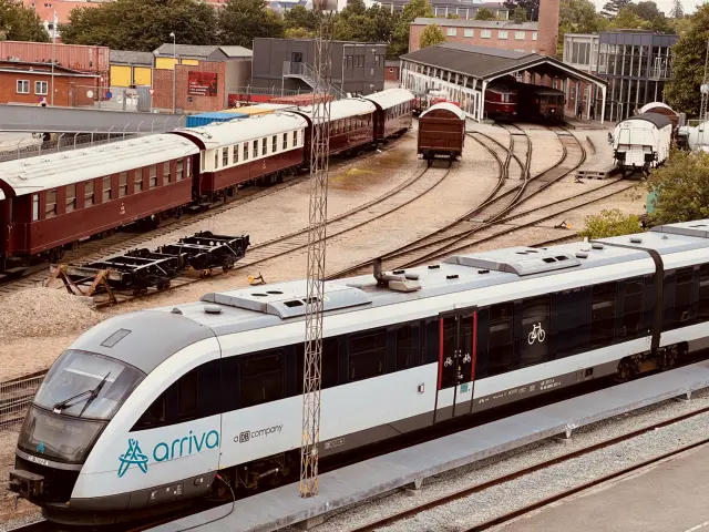 Billede af ARRIVA AR 3072, tidligere DSB MQ 4122-4922 fotograferet ud for Odense Banegård Center.