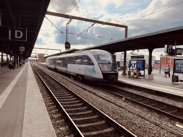 Billede af ARRIVA AR 4086, tidligere DSB MQ 4126-4926 fotograferet ud for Odense Banegård Center.