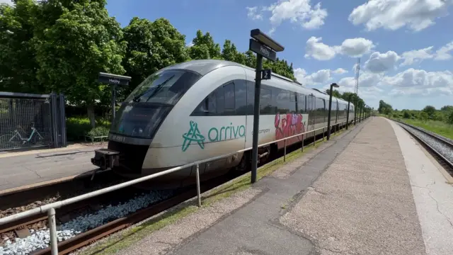 Billede af ARRIVA AR 4088, tidligere DSB MQ 4128-4928 fotograferet ud for Højby (Fyn) Station.