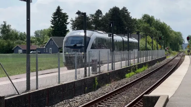 Billede af ARRIVA AR 4090, tidligere DSB MQ 4130-4930 fotograferet ud for Stenstrup Station.