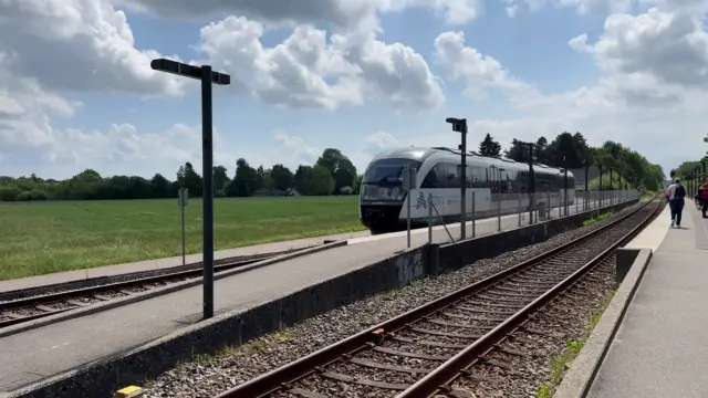 Billede af ARRIVA AR 4090, tidligere DSB MQ 4130-4930 fotograferet ud for Stenstrup Station.