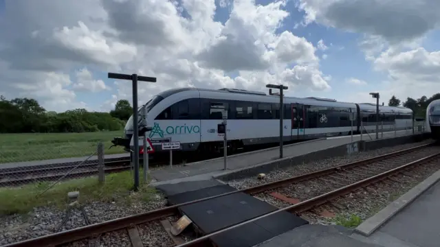 Billede af ARRIVA AR 4090, tidligere DSB MQ 4130-4930 fotograferet ud for Stenstrup Station.
